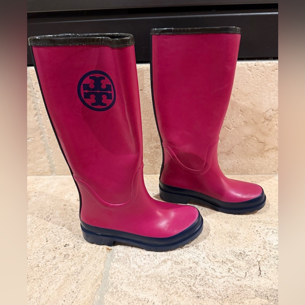 Tory Burch Logo Rain Boots Fuchsia and Navy Size 6